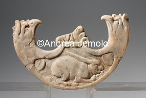 Archaeological National museum Villa of Diomedes - Oscillum with Rabbit, marble | Andrea Jemolo