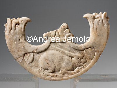 Museo Archeologico Nazionale Villa di Diomede - Oscillum a pelta con coniglio, marmo | Andrea Jemolo