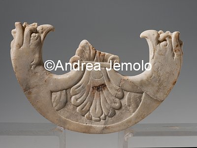 Museo Archeologico Nazionale Villa di Diomede - Oscillum a pelta con motivo a palmetta pendula, marmo | Andrea Jemolo