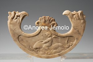 Archaeological National museum Villa of Diomedes - Oscillum with Cupidon a dolphin, marble | Andrea Jemolo