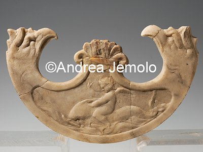 Museo Archeologico Nazionale Villa di Diomede - Oscillum a pelta con Amorino in groppa a un delfino, marmo | Andrea Jemolo