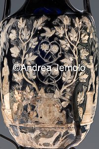 Museo Archeologico Nazionale Vaso Blu, amorini vendemmianti, mascherone e tralci di vite, vetro-cammeo, Pompei | Andrea Jemolo