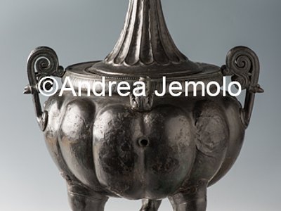 Museo Archeologico Nazionale Samovar con zampe leonine, bronzo, Pompei | Andrea Jemolo