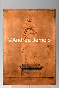 Museo Archeologico Nazionale Matrice con statua di Viciria, dalla Basilica Noniana a Ercolano, rame - "ANTICHITÀ DI ERCOLANO. RAMI INEDITI" | Andrea Jemolo