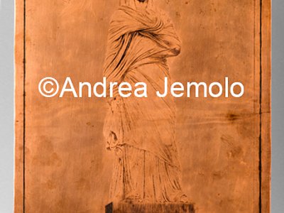 Museo Archeologico Nazionale Matrice con statua di Viciria, dalla Basilica Noniana a Ercolano, rame - "ANTICHITÀ DI ERCOLANO. RAMI INEDITI" | Andrea Jemolo