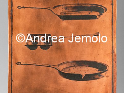 Museo Archeologico Nazionale Matrice con due padelle e un tegame per uova, rame - "ANTICHITÀ DI ERCOLANO. RAMI INEDITI" | Andrea Jemolo