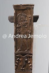 Deposito Archeologico Gamba di tripode con bucranio e danzatrice, legno e avorio, dalla Villa dei Papiri | Andrea Jemolo