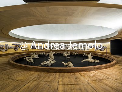 Wooden pyramid - Interior with the amphitheater of the castings Installation of the exhibition Pompeii and Europa. 1748-1943 | Andrea Jemolo