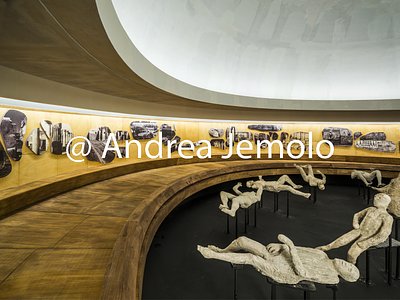 Wooden pyramid - Interior with the amphitheater of the castings Installation of the exhibition Pompeii and Europa. 1748-1943 | Andrea Jemolo