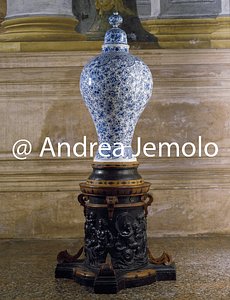 Ca' Rezzonico - Sala del Brustolon Portavaso in legno intagliato | Andrea Jemolo