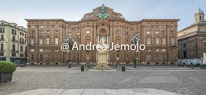 Palazzo Carignano Facciata curvilinea in cotto su piazza Carignano | Andrea Jemolo