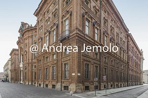 Palazzo Carignano Insieme del Palazzo da sud col prospetto laterale su via Principe Amedeo | Andrea Jemolo