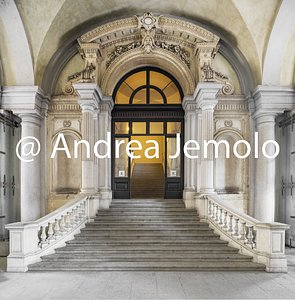 Palazzo Carignano Una delle due entrate di accesso all’edificio ottocentesco | Andrea Jemolo