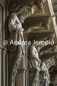Palazzo Carignano Particolare della decorazione architettonica con i telamoni che sostengono la balconata - Edificio ottocentesco | Andrea Jemolo