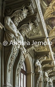 Palazzo Carignano Particolare della decorazione architettonica con i telamoni che sostengono la balconata - Edificio ottocentesco | Andrea Jemolo