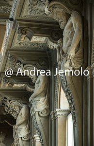 Palazzo Carignano Particolare della decorazione architettonica con i telamoni che sostengono la balconata - Edificio ottocentesco | Andrea Jemolo