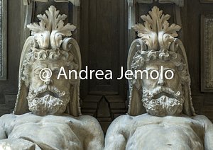 Palazzo Carignano Particolare della decorazione architettonica con i telamoni che sostengono la balconata - Edificio ottocentesco | Andrea Jemolo