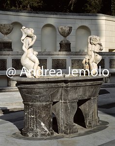 Casina di Pio IV Fontana al centro del cortile | Andrea Jemolo
