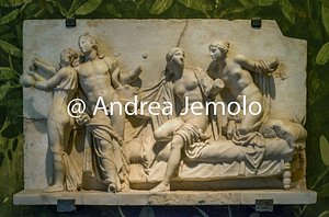 Museo Archeologico Nazionale Rilievo marmoreo con Alcibiade ed Etere - Scena erotica - Cabinetto segreto | Andrea Jemolo