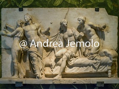 Museo Archeologico Nazionale Rilievo marmoreo con Alcibiade ed Etere - Scena erotica - Cabinetto segreto | Andrea Jemolo