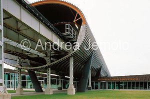 IIT McCormick Tribune Campus Center Esterno con galleria della sopraelevata | Andrea Jemolo