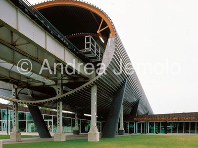 IIT McCormick Tribune Campus Center Esterno con galleria della sopraelevata | Andrea Jemolo
