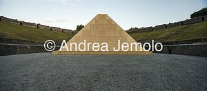 Piramide lignea Allestimento della mostra Pompei e l'Europa. 1748-1943 | Andrea Jemolo
