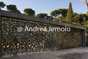 Monumento ai martiri delle Fosse Ardeatine L' entrata con la grande cancellata di Mirko Basaldella | Andrea Jemolo