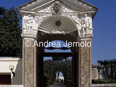 Casina di Pio IV Propileo settentrionale - Dai Giardini | Andrea Jemolo