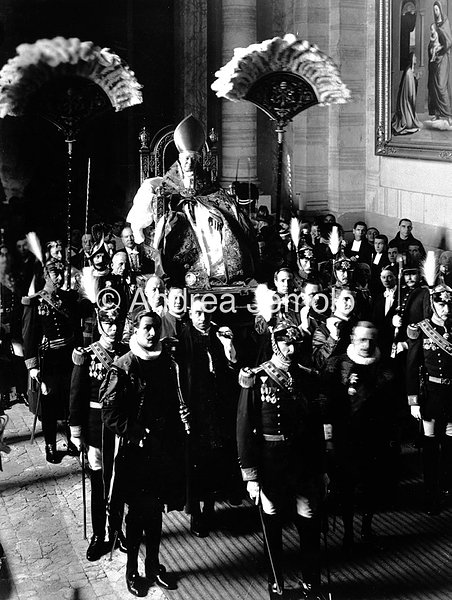 Elezione di Papa Pio X Pio X sulla sedia gestatoria nell'atrio della basilica di San Pietro | Andrea Jemolo