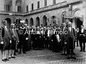 Elezione di Papa Pio X Il Principe Chigi, custode delle chiavi del Conclave, nel cortile di San Damaso nella Basilica di San Pietro | Andrea Jemolo