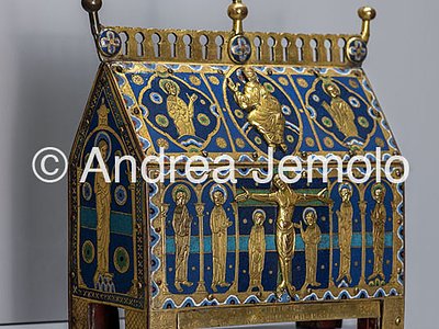 Museo Nazionale di San Matteo Reliquiario in rame dorato e smaltato - manifattura di Limoges. Sui lati figure di Dio Padre, del Crocifisso e di santi. | Andrea Jemolo