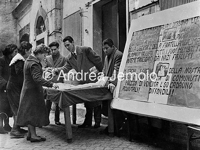 Italian Comunist Party Distribution of propagandistic material of the Communist Party - Section in Trastevere | Andrea Jemolo