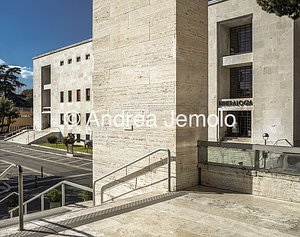 Università La Sapienza Istituto di Mineralogia, Geologia e Paleontologia dalle scale della Facoltà di Legge | Andrea Jemolo