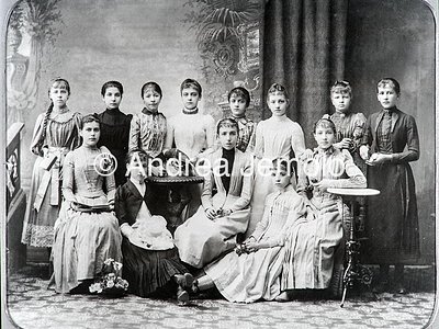  Group photo of young women of the bourgeoisie | Andrea Jemolo