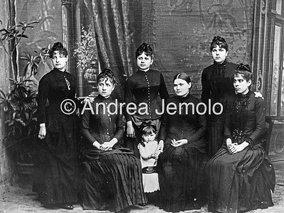  Group photo of ladies of the bourgeoisie posing in a photo studio | Andrea Jemolo