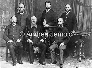  Fotografia di gruppo di signori della borghesia in posa in uno studio fotografico | Andrea Jemolo