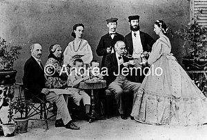  Fotografia di gruppo di signori e signore della aristocrazia in posa in uno studio fotografico | Andrea Jemolo