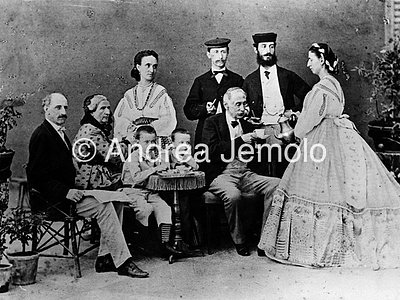  Group photography of lords and ladies of the aristocracy posing in a photo studio | Andrea Jemolo