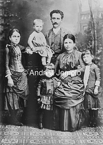  Fotografia in studio di una famiglia del proletariato | Andrea Jemolo