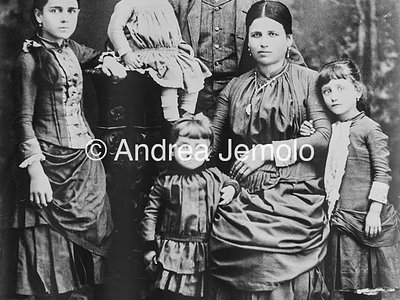  Studio photo of a family of the proletariat | Andrea Jemolo