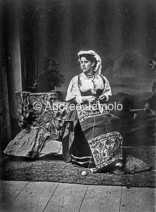  Fotografia in studio di una contadina con il costume della campagna laziale | Andrea Jemolo