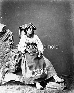  Fotografia in studio di una contadina con il costume della campagna laziale | Andrea Jemolo