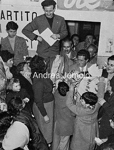 Partito Comunista Italiano "La Befana del Partito"  - Distribuzione di regali ai bambini delle famiglie più povere | Andrea Jemolo