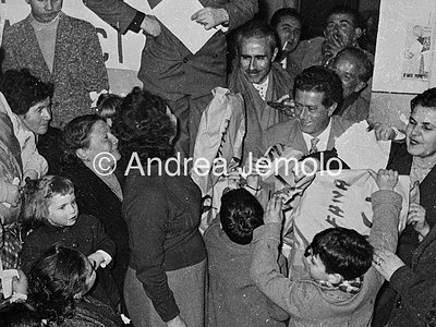 Italian Comunist Party "L'Épiphanie du Parti" - Distribution of gifts to the children of the poorest families.  | Andrea Jemolo