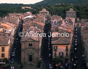 Il borgo Il Tridente viario del borgo con il giardino sullo sfondo | Andrea Jemolo