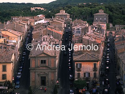Il borgo Il Tridente viario del borgo con il giardino sullo sfondo | Andrea Jemolo