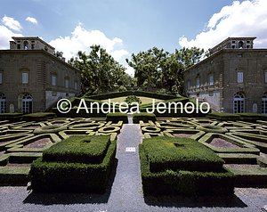 Villa Lante Le due palazzine gemelle sopra il giardino inferiore | Andrea Jemolo