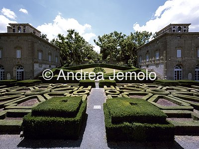 Villa Lante Le due palazzine gemelle sopra il giardino inferiore | Andrea Jemolo