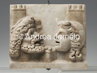 Museo Archeologico Nazionale Pinax lato A, tavoletta votiva, con maschere teatrali dal ninfeo del giardino della Villa delle colonne a mosaico, marmo | Andrea Jemolo